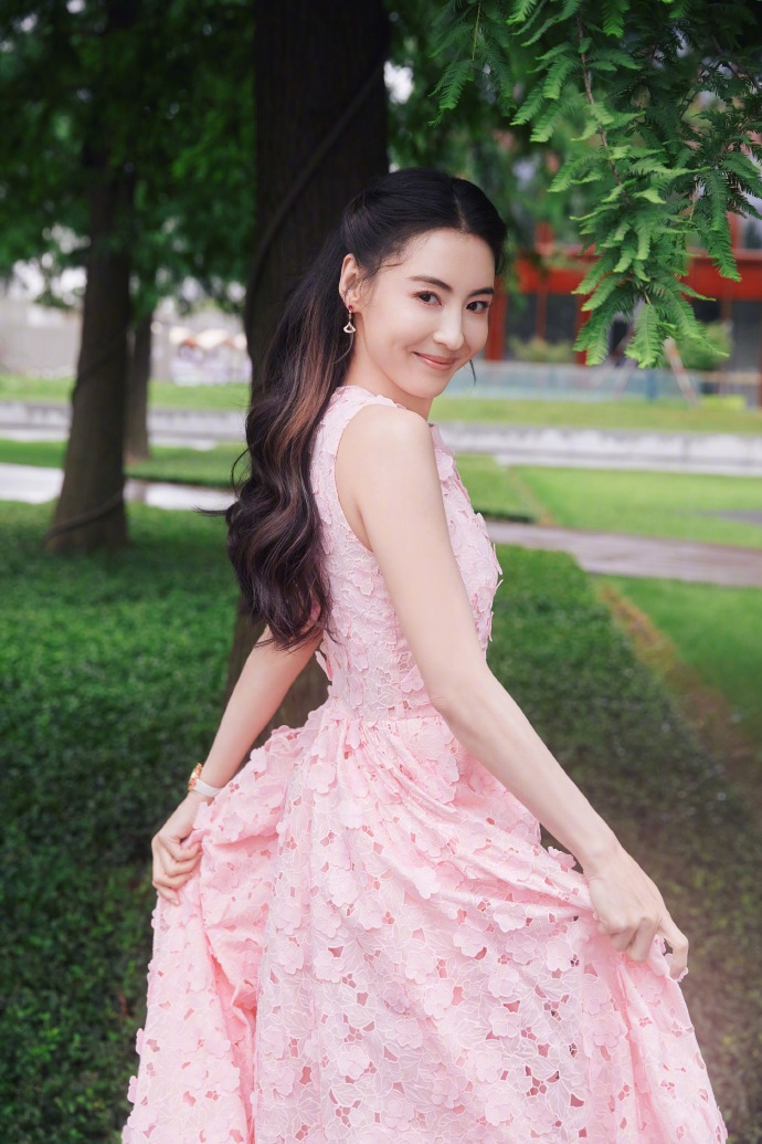 张柏芝受邀出席DV 2024春夏大秀/壹号娱乐